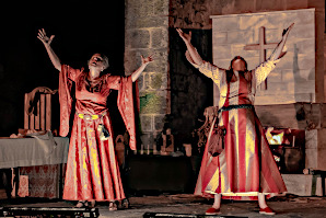 Dame Catherine (Brigitte ANDRIQUE) et Gwendoline (Delphine DUSSOT) La Mystère de la vallée