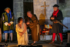 Le Seigneur d'Aumont (Thierry JOLY), Gwendoline (Delphine DOUSSOT), le moine Rémy (Thierry PICARD), et le Sénéchal (Philippe MORY) La Mystère de la vallée